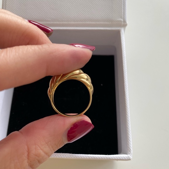 Mejuri Croissant Dôme Ring - Picture 3 of 5